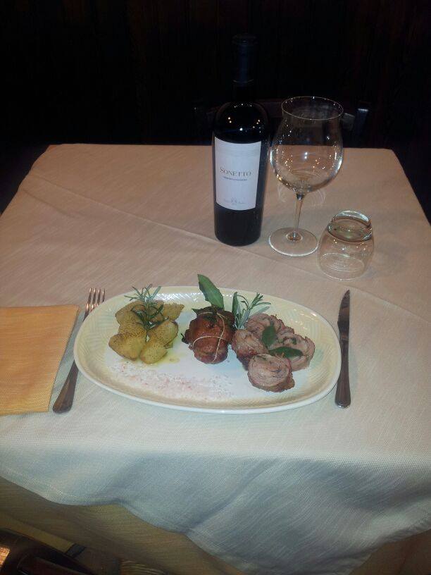 piatto di carne con patate al forno