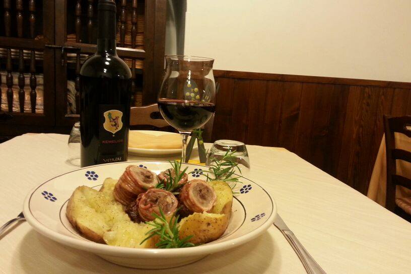 secondo piatto di carne con rosmarino