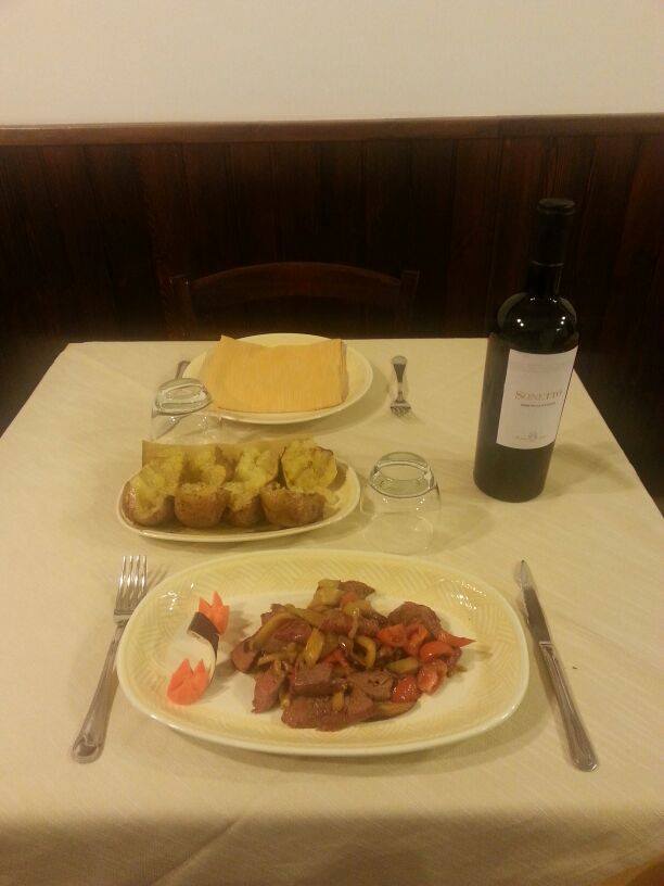 secondo piatto di carne con vino rosso