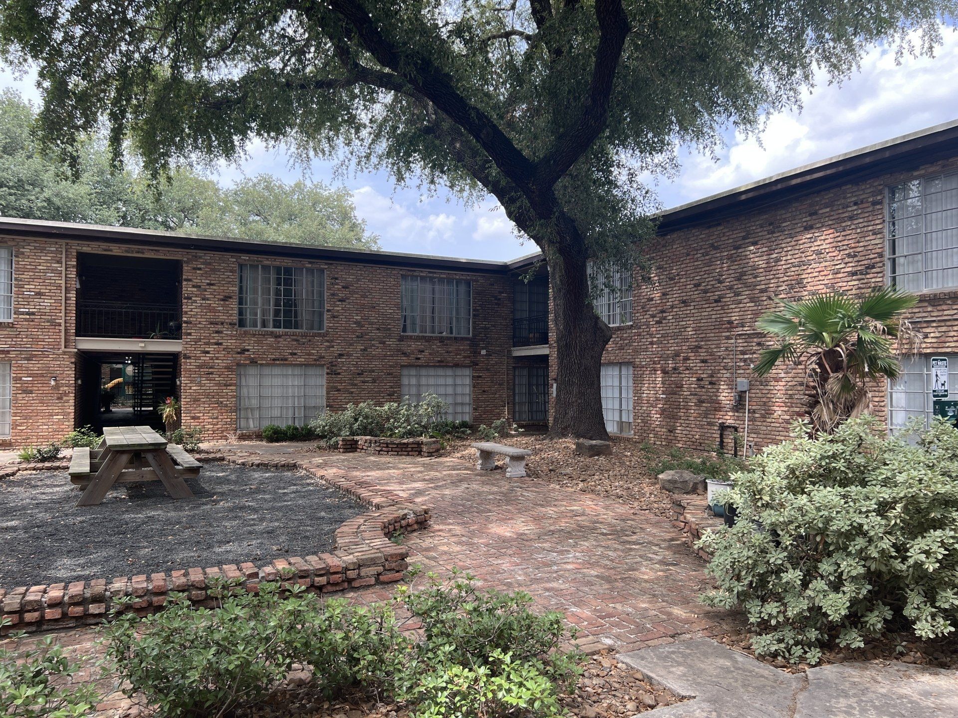 bellaire woods courtyard