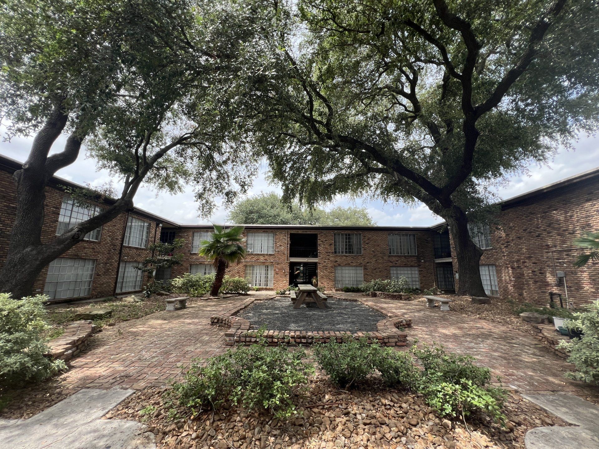 bellaire woods courtyard