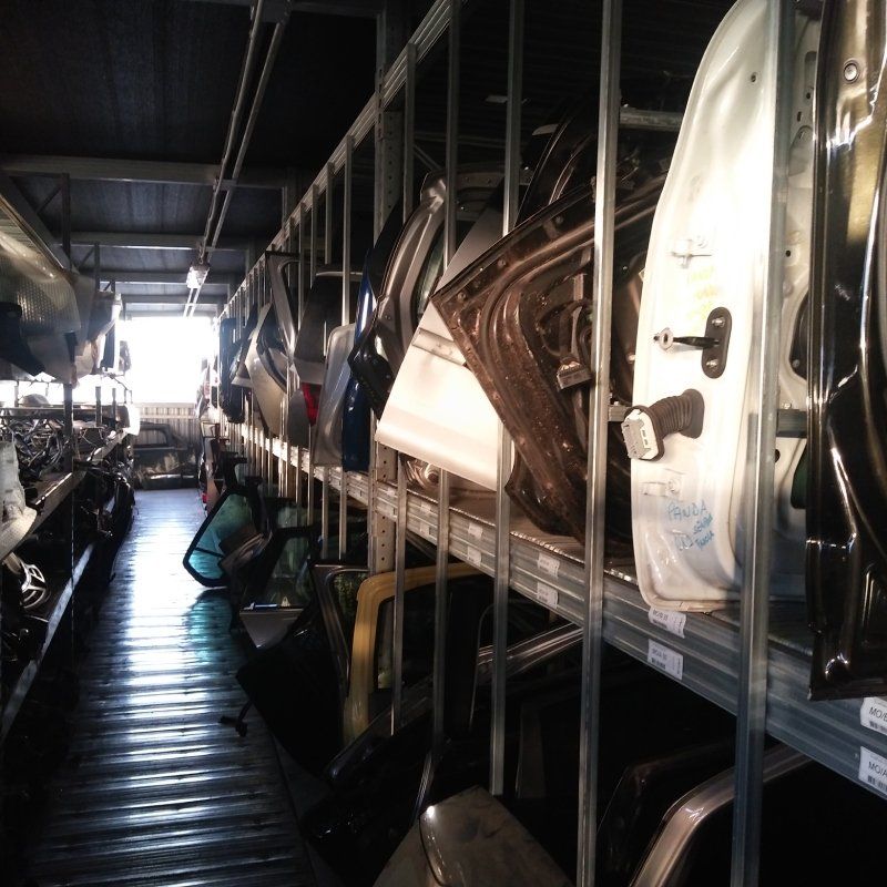 magazzino con ricambi