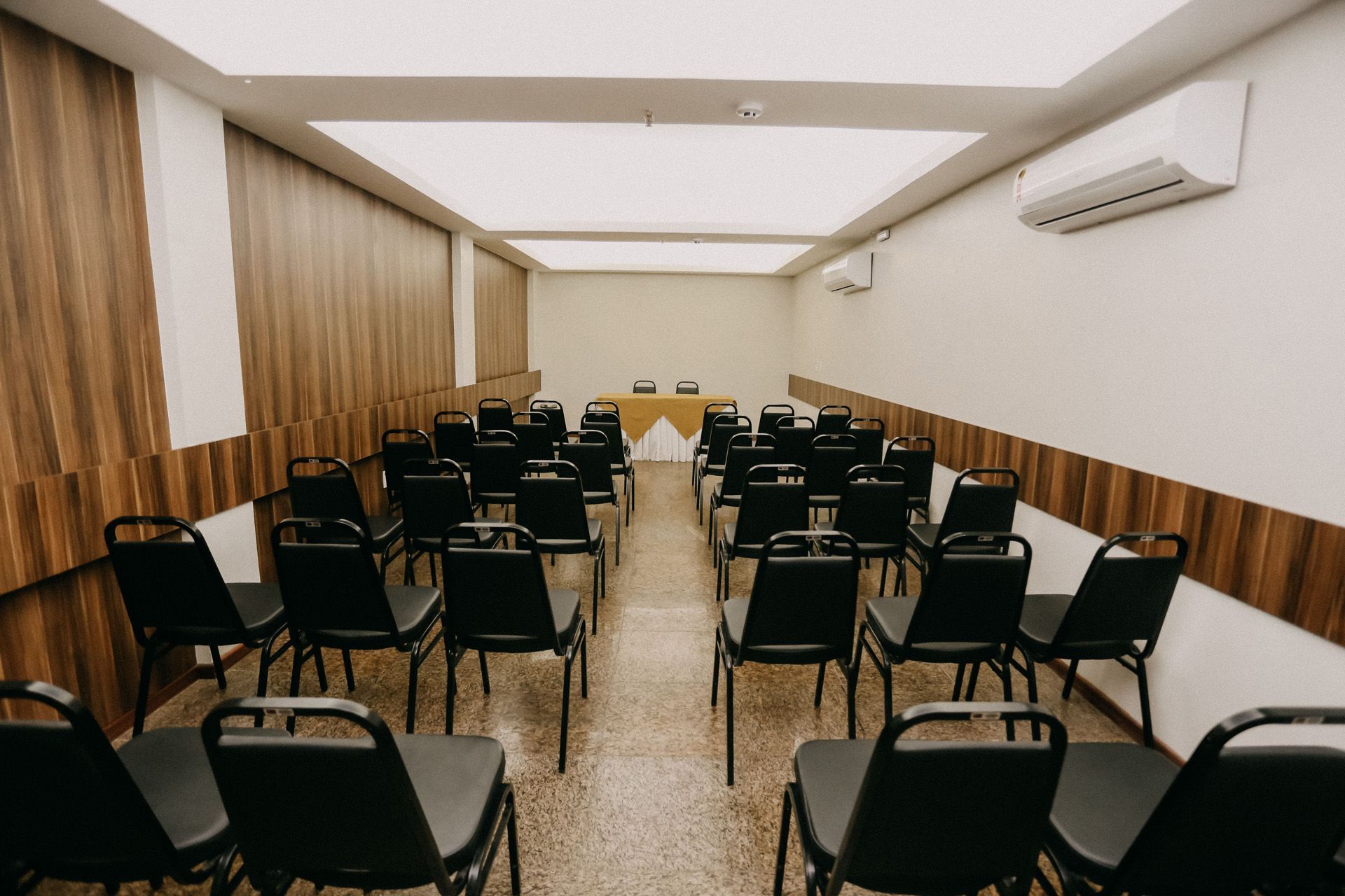 Mesa de café da manhã posta com ovos mexidos, bebidas e doces em um ambiente de restaurante.