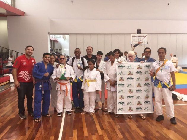 Um grupo de pessoas posando para uma foto em uma academia