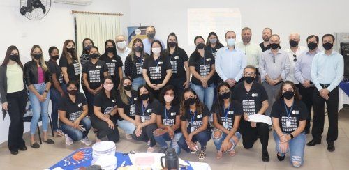 Um grupo de pessoas usando máscaras faciais está posando para uma foto.
