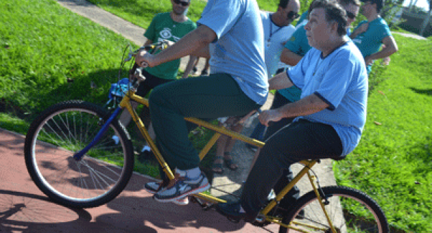 Um grupo de pessoas está andando de bicicleta dupla.