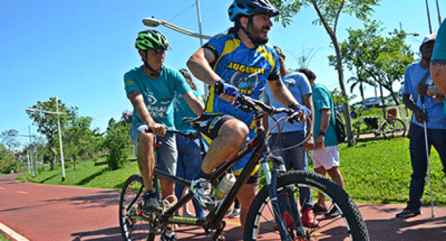 Um grupo de pessoas está andando de bicicleta em uma trilha em um parque.