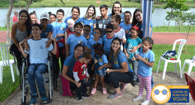 Um grupo de pessoas está posando para uma foto em um parque.