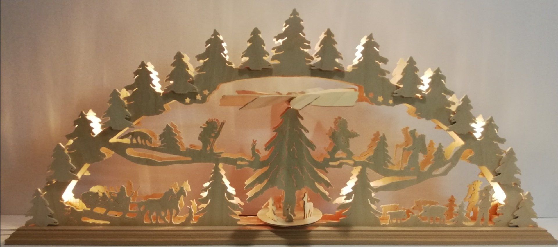 Waldspaziergang mit Pyramide