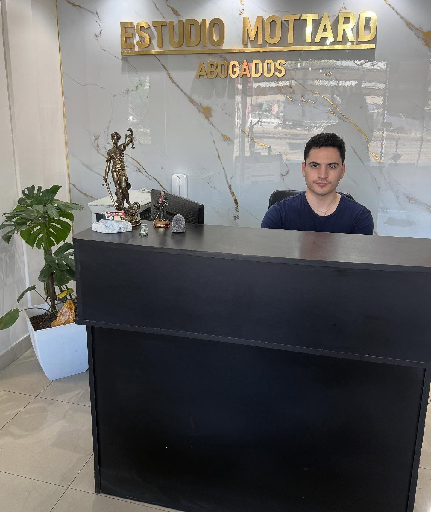 El mazo de un juez y la balanza de latón de la justicia reposan sobre un escritorio