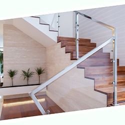 Une photo d'un escalier en bois avec une rampe en verre.