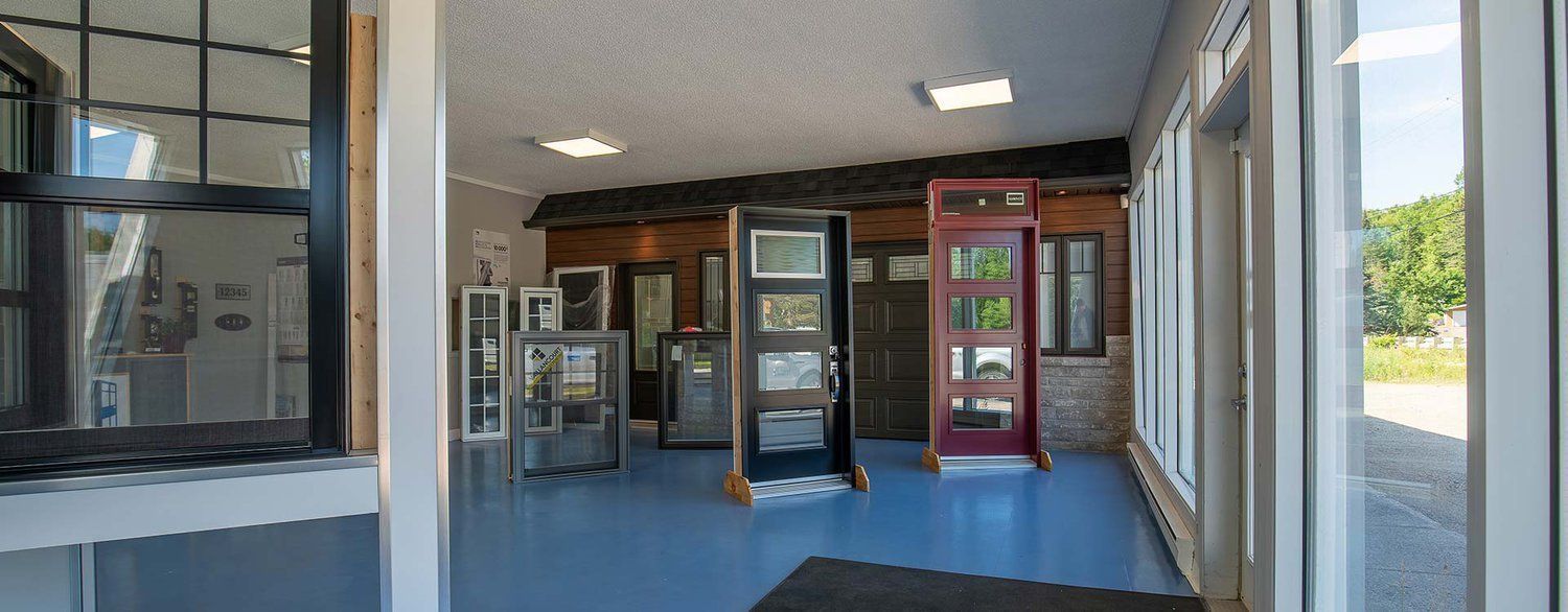 Une pièce remplie de nombreuses fenêtres et portes.
