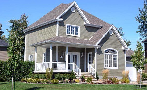 Une grande maison avec un grand porche et des escaliers