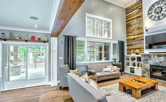 Un salon rempli de meubles et d'une cheminée.