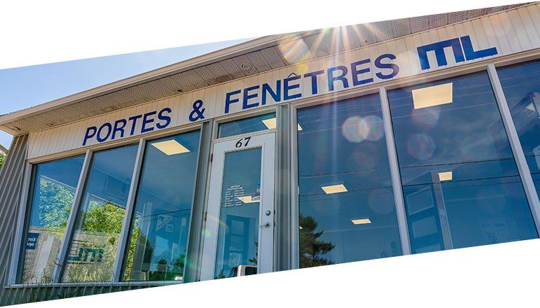 Un bâtiment avec beaucoup de fenêtres et un panneau indiquant portes & fenêtres ml.