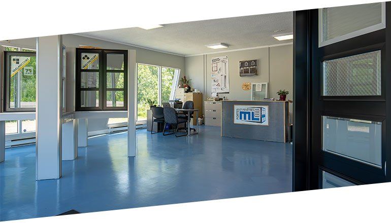 Une grande pièce avec beaucoup de fenêtres et un bureau de réception.