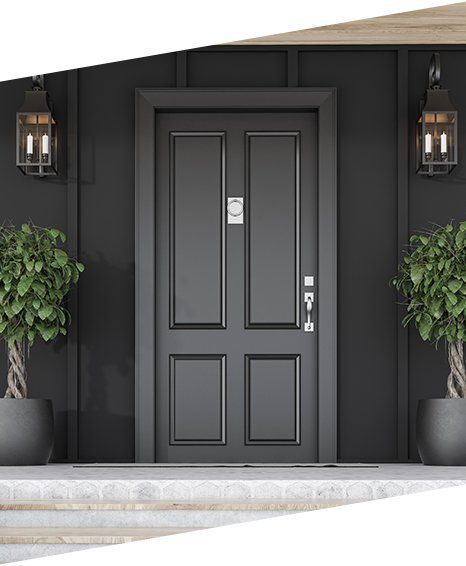 Une porte noire avec deux plantes en pot devant.