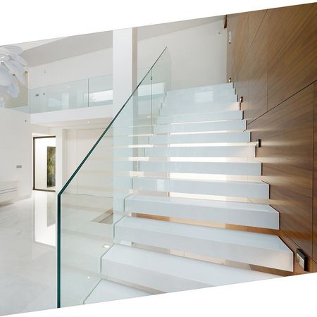 Une photo d'un escalier avec une rampe en verre