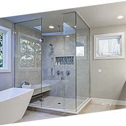 Une salle de bain avec douche à l'italienne et baignoire.