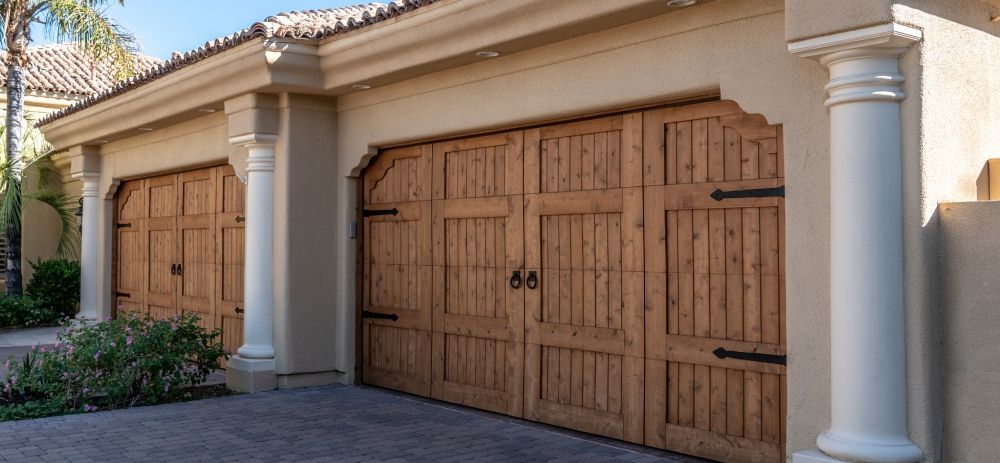 standard-garage-doors-versus-custom-garage-doors