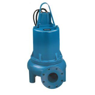 Une pompe à eau bleue avec un cordon noir attaché