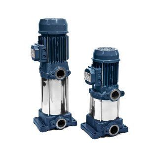 Deux pompes à eau sont assises l'une à côté de l'autre sur un fond blanc.