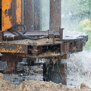 Un gros plan d'une pompe à eau avec de l'eau qui en sort.