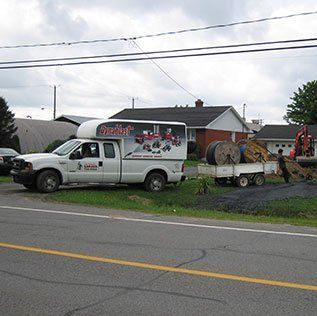 Un camion blanc est garé sur le bord de la route