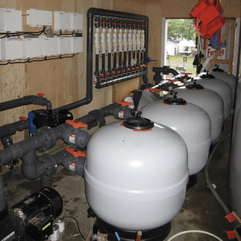 Une rangée de chars blancs est alignée dans une pièce