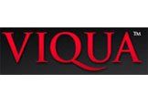 Le logo de viqua est rouge sur fond noir.