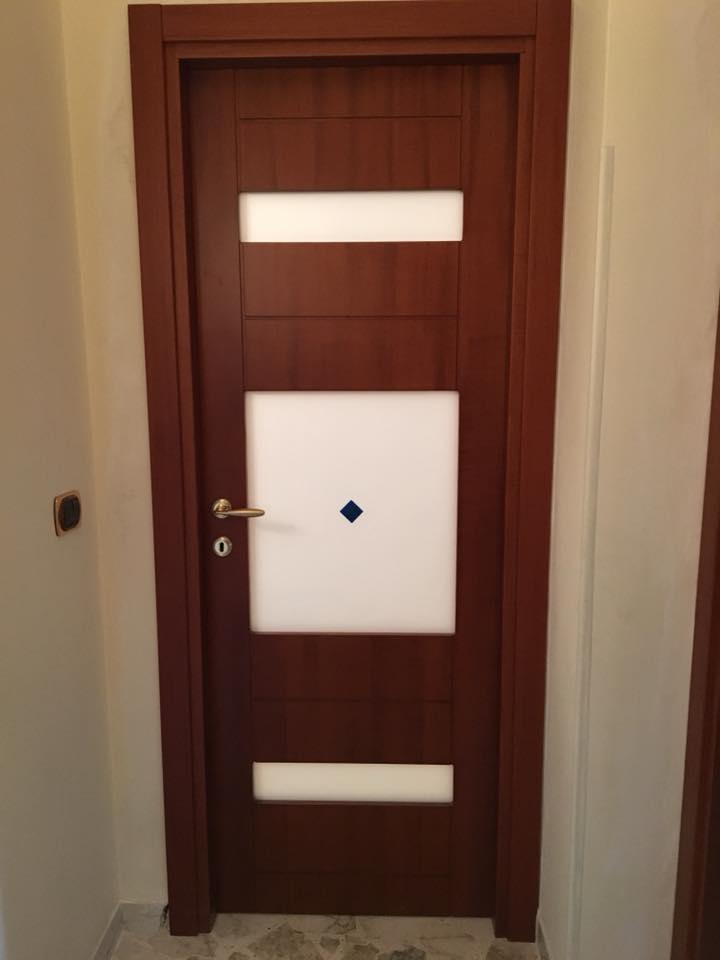 Porta in legno scuro