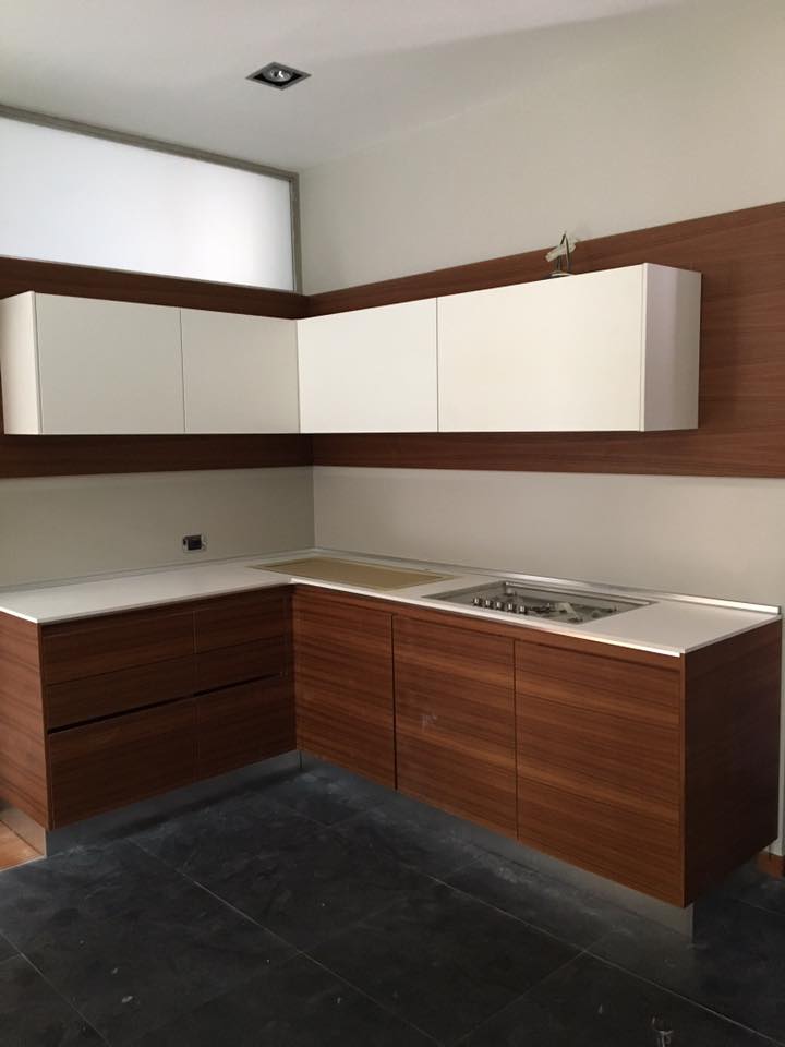 Mobili in legno scuro