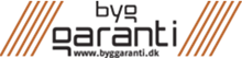 Logo for Byg Garanti med brune diagonale linjer og tekst. Webadresse er angivet nedenfor.