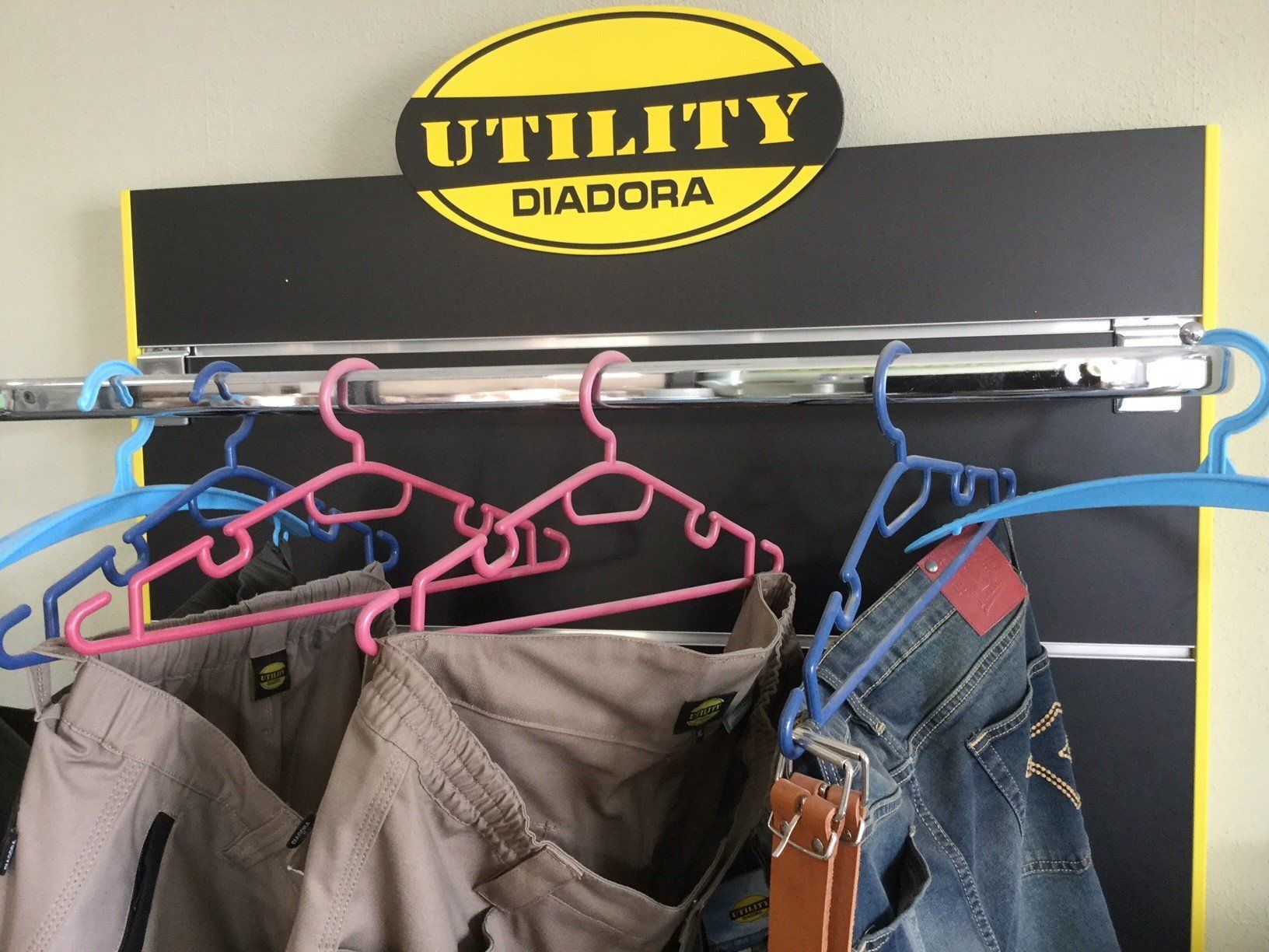 Vestiti appesi su un attaccapanni sotto il cartello 