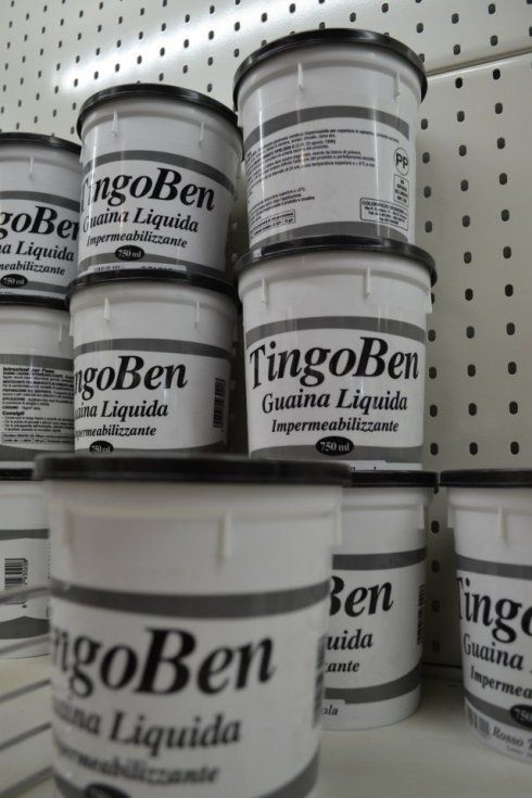 Contenitori bianchi di impermeabilizzante liquido 