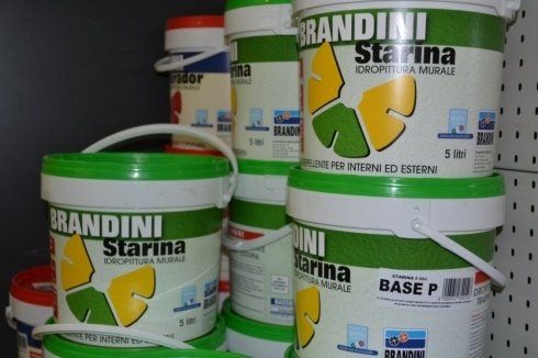 Secchi di vernice Brandini Starina, di varie dimensioni, impilati, con etichette verdi e bianche, per interni.