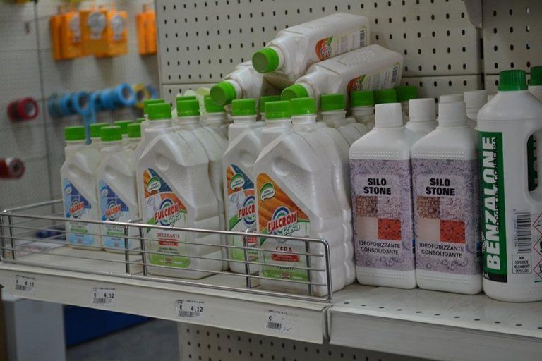 Flaconi di prodotti per la pulizia sullo scaffale di un negozio di ferramenta.