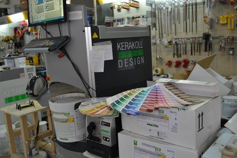 magazzino con tinte di idropitture