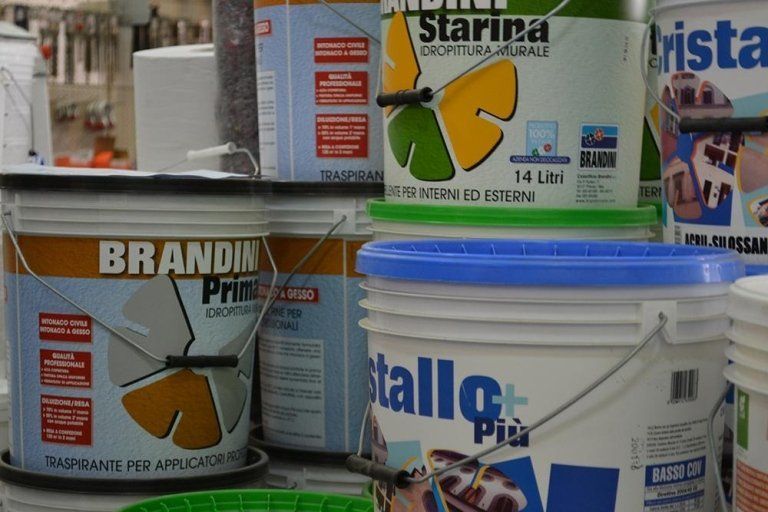 bidoni di idropittura in magazzino
