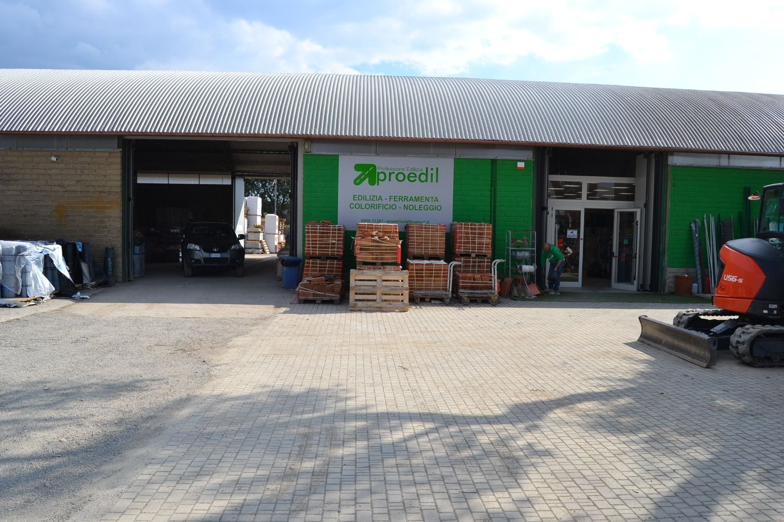 All'interno di un negozio di ferramenta con scaffali pieni di attrezzi, forniture e prodotti Maxima.