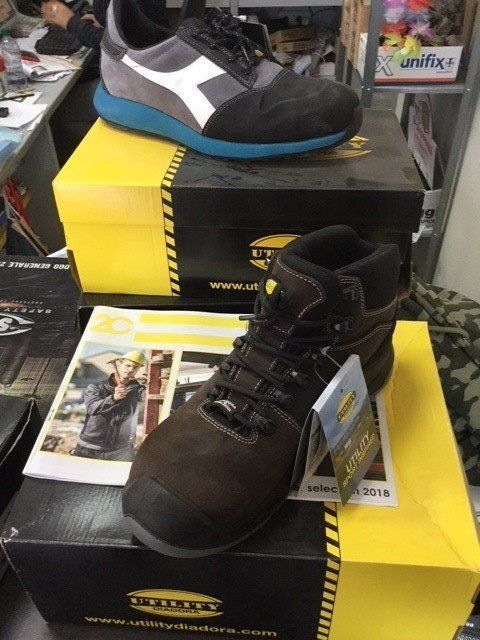 Due scarpe da lavoro in scatole con il logo 