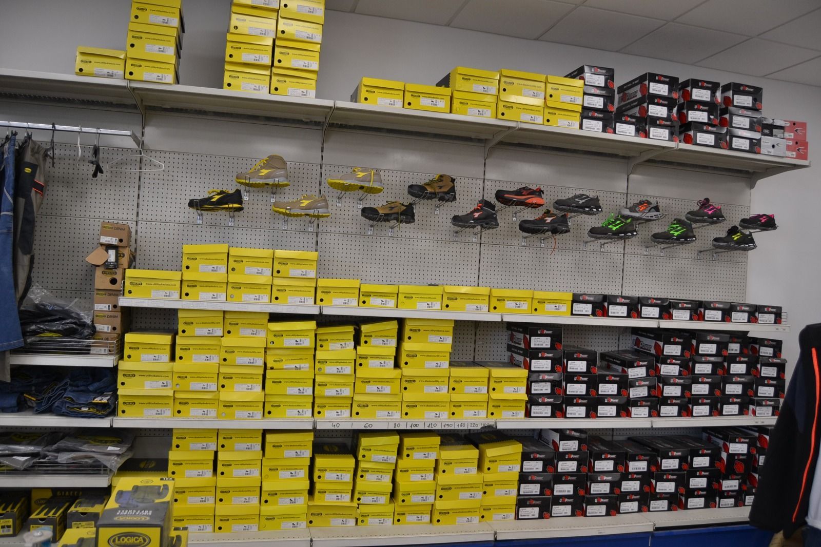 Scarpe antinfortunistiche esposte su scatole, con marchio giallo e nero.