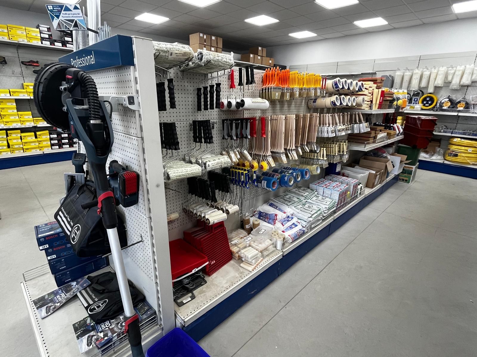 Scaffali di un negozio di ferramenta riforniti di apparecchiature elettriche, utensili elettrici e altre forniture varie.