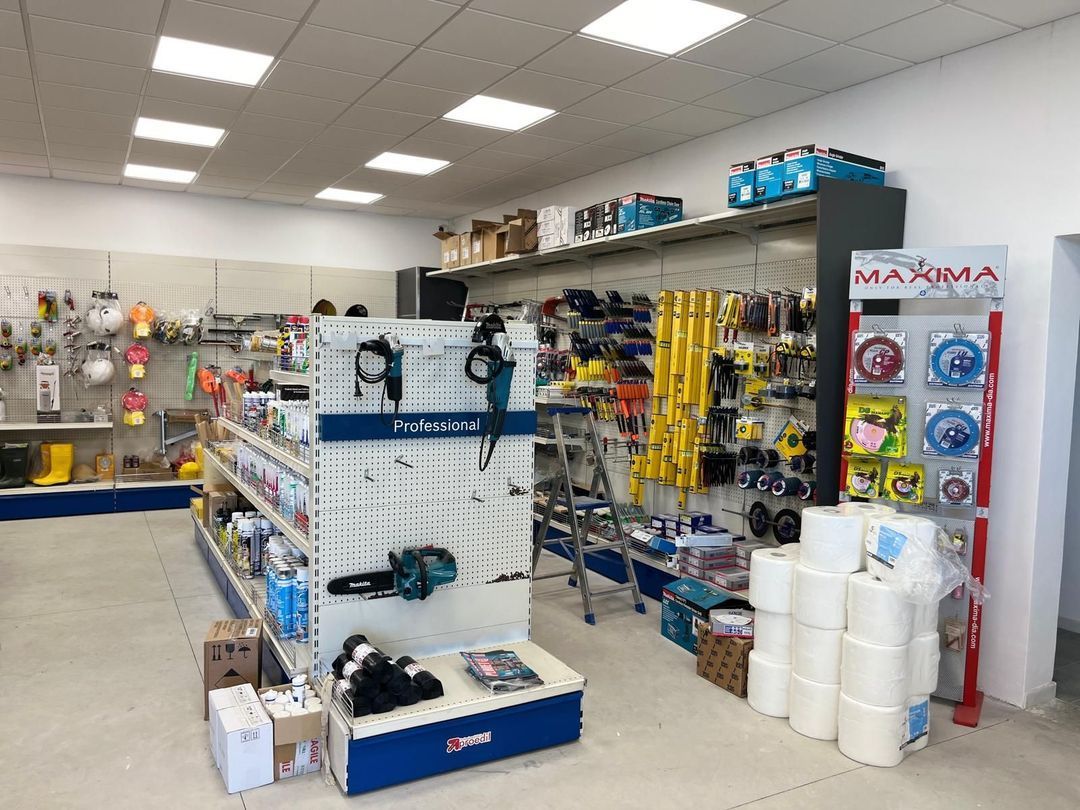 All'interno di un negozio di ferramenta con scaffali pieni di attrezzi, forniture e prodotti Maxima.