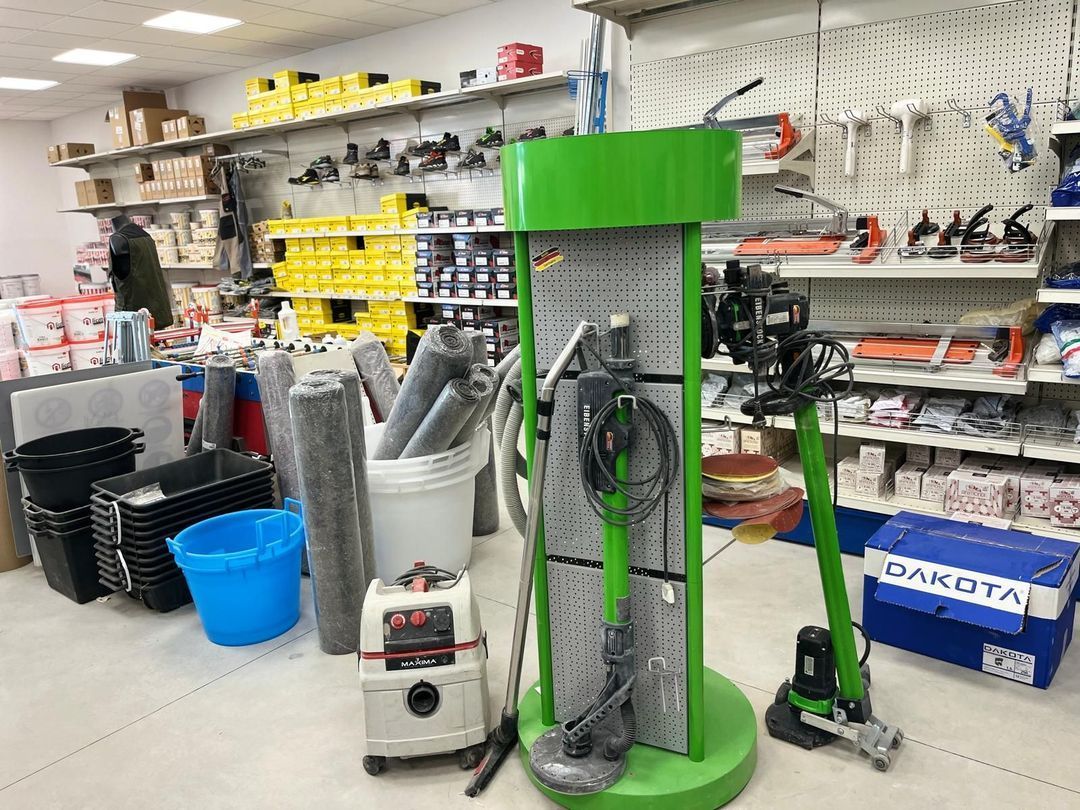 All'interno di un negozio di ferramenta, sono esposti vari utensili e materiali.