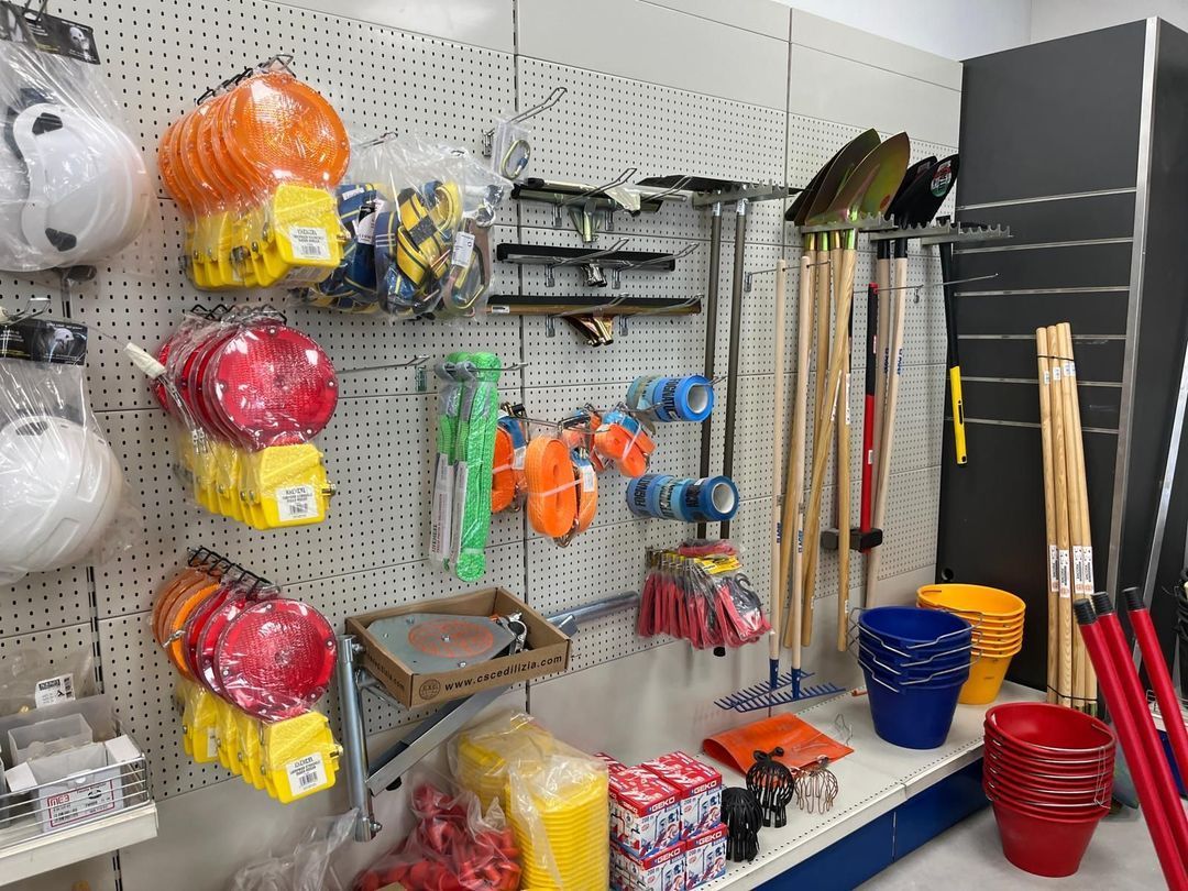 Esposizione di attrezzi e forniture in un negozio di ferramenta.