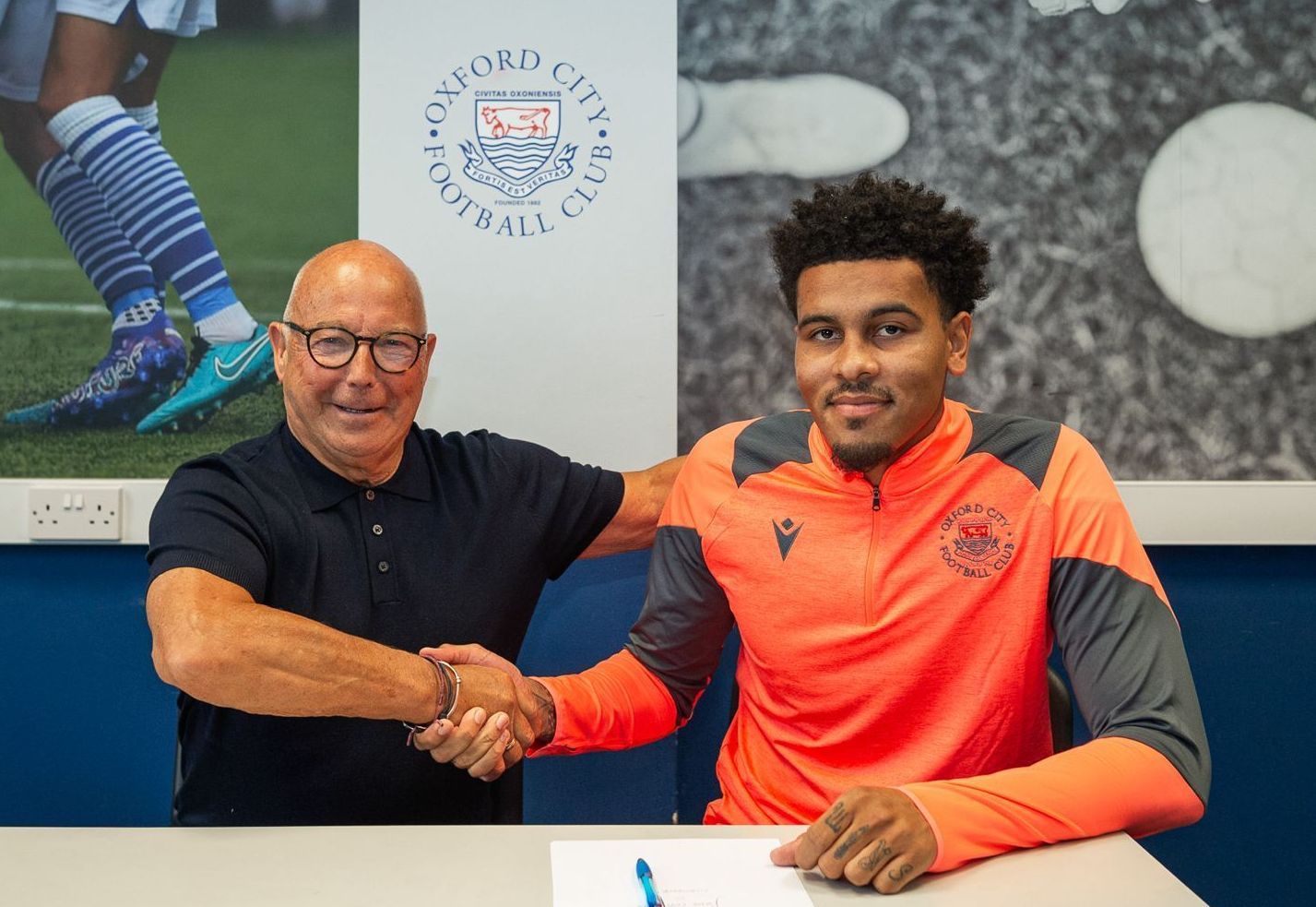 Jaylen Jones and Andy Sinnott shake hands after Jones signs for Oxford City.