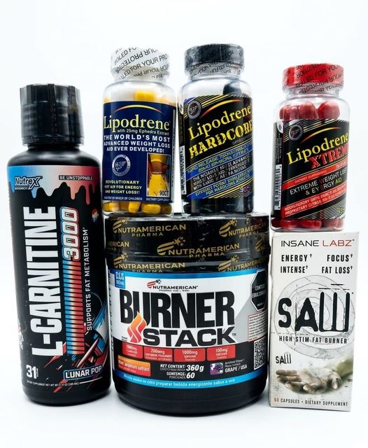Frascos surtidos de quemadores de grasa y suplementos de carnitina dispuestos sobre un fondo blanco.
