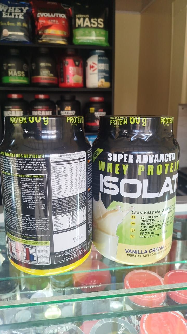 Dos botes de suplementos en un estante de la tienda, uno negro y amarillo y otro verde y negro.