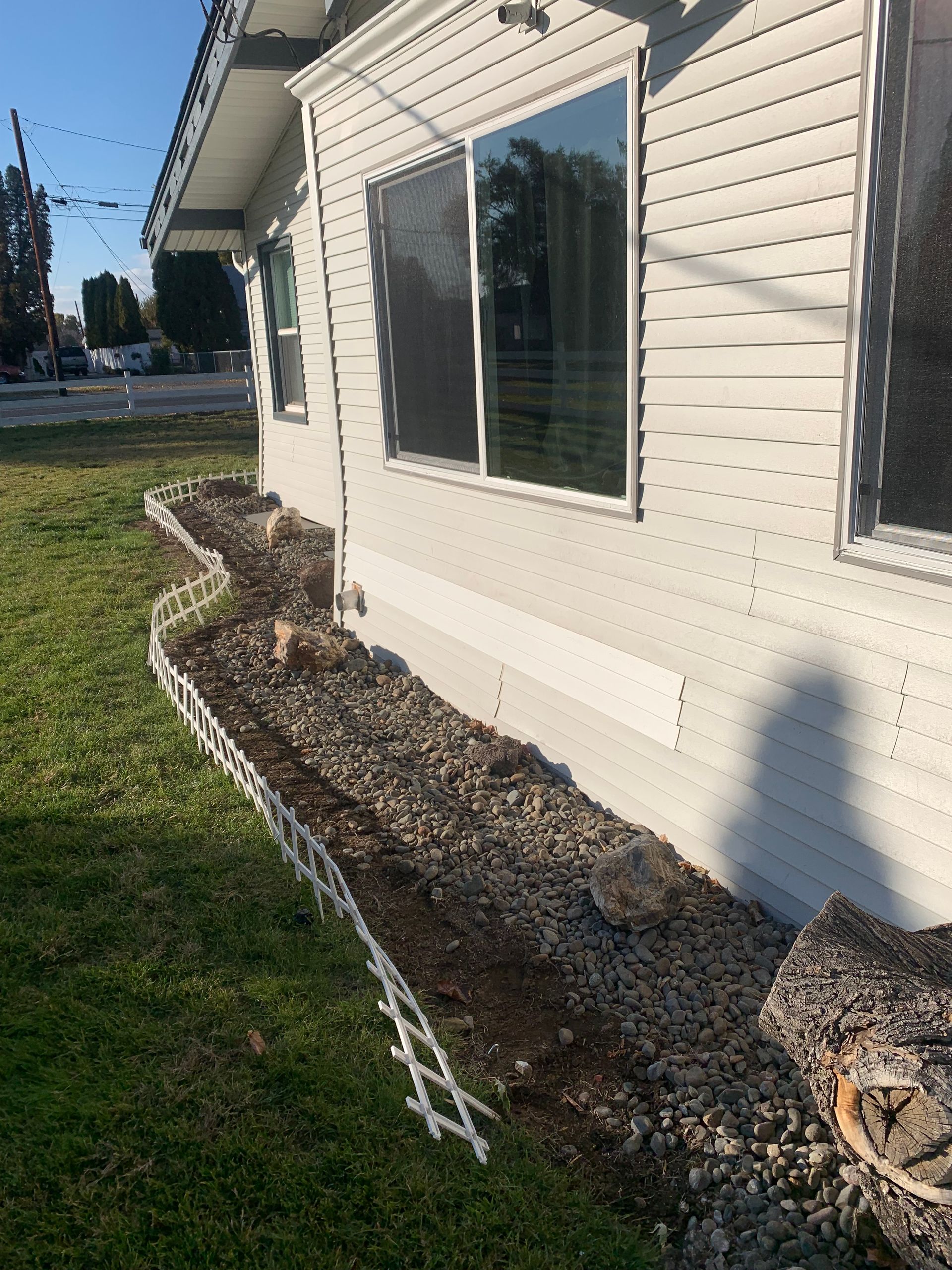 A photo of a vinyl siding repair done by Yakima Roofing and Remodeling completed. 